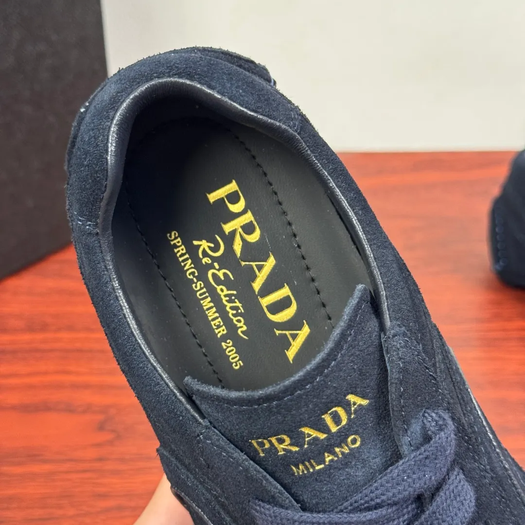 Batch 780 Prada/Prada Montecarlo Re-Edition 2005 Nappa sheepskin/nubuck leather sneakers, men's men's men's shoes for easy shipping! Featuring an antique finish, these sneakers combine style and comfort in a sophisticated and innovative design. The silhouette inspired by driving shoes is soft and flexible, and the deconstructed sole gives it a lightweight look and smooth aesthetic. Prominent top stitching enhances the sporty soul of this hybrid sneaker. It is paired with a lightweight and flexible rubber sole, a visible convex sole pattern embellishment, and a wrapped insole. The whole package! Size: 39-40-41-42-43-44 leather shoe size Item number: 4E1165 frosted blue
